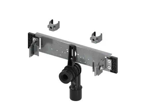 TECE Anschlusseinheit mit montierter Halterung, integrierter Verbindung, zwei Halteclips und einem grauen Metallträger zur Installation.